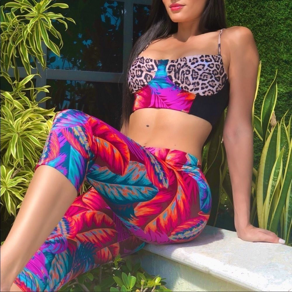 Onzie Vibrant Feather Print Leggings